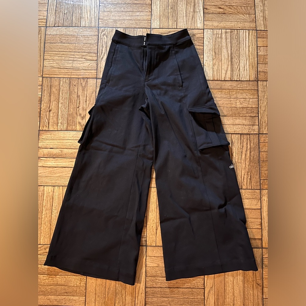 ALO yoga cargo off trouser, XXS, slightly worn, perfect condition!